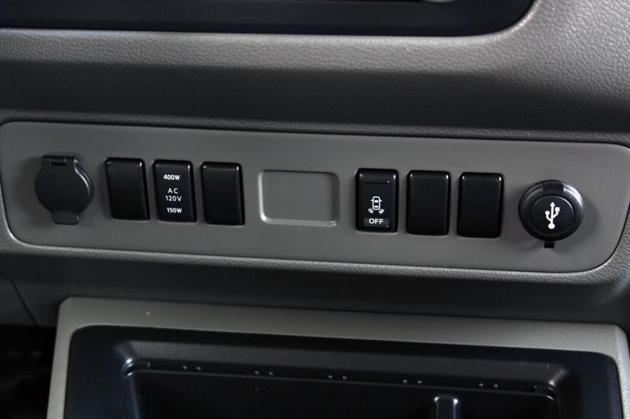  Nissan NV2500 HD 2012 года  (фото 9 из 38)